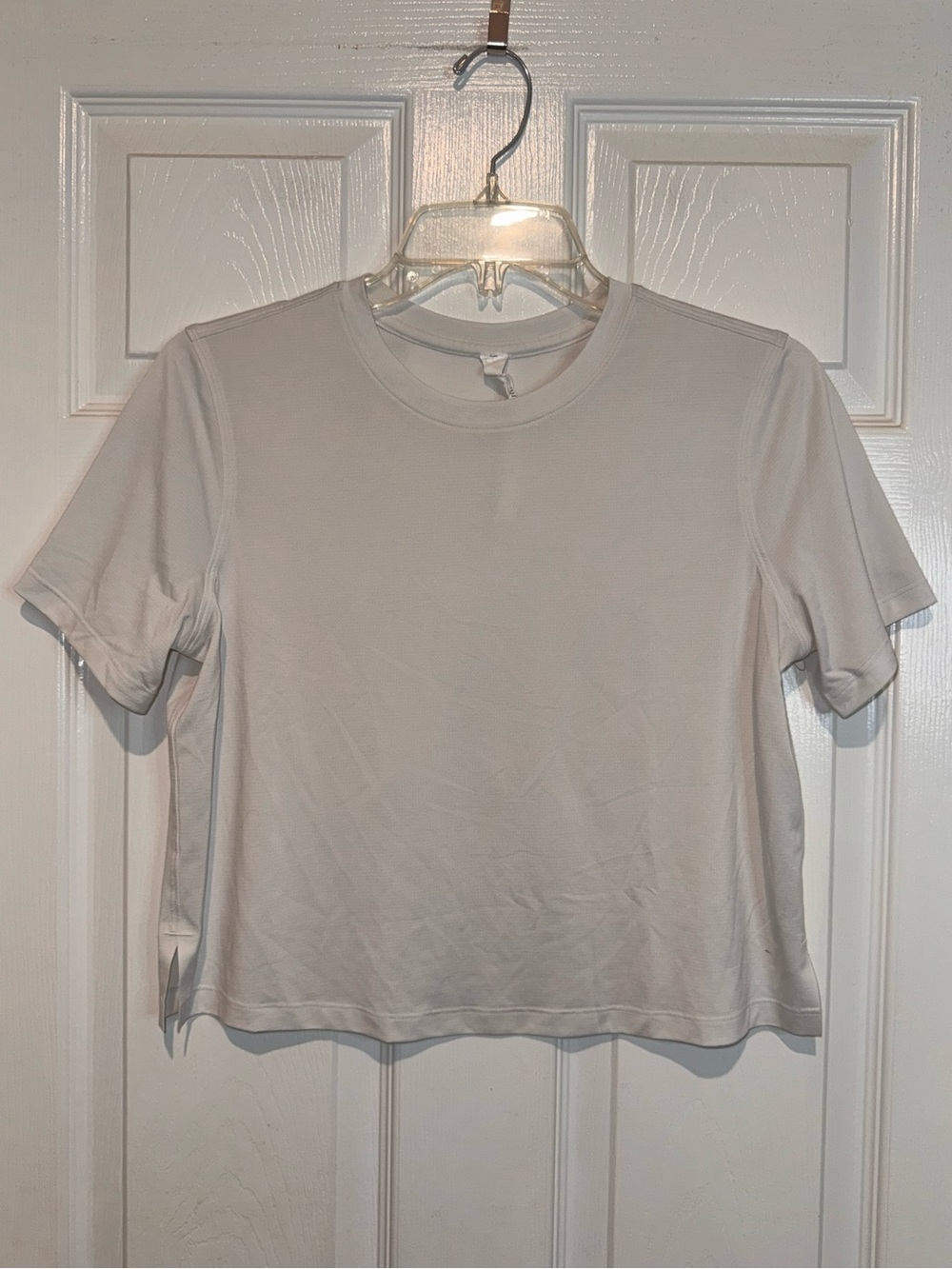 lululemon athletica White Cropped Short Sleeve Tee. Size 6